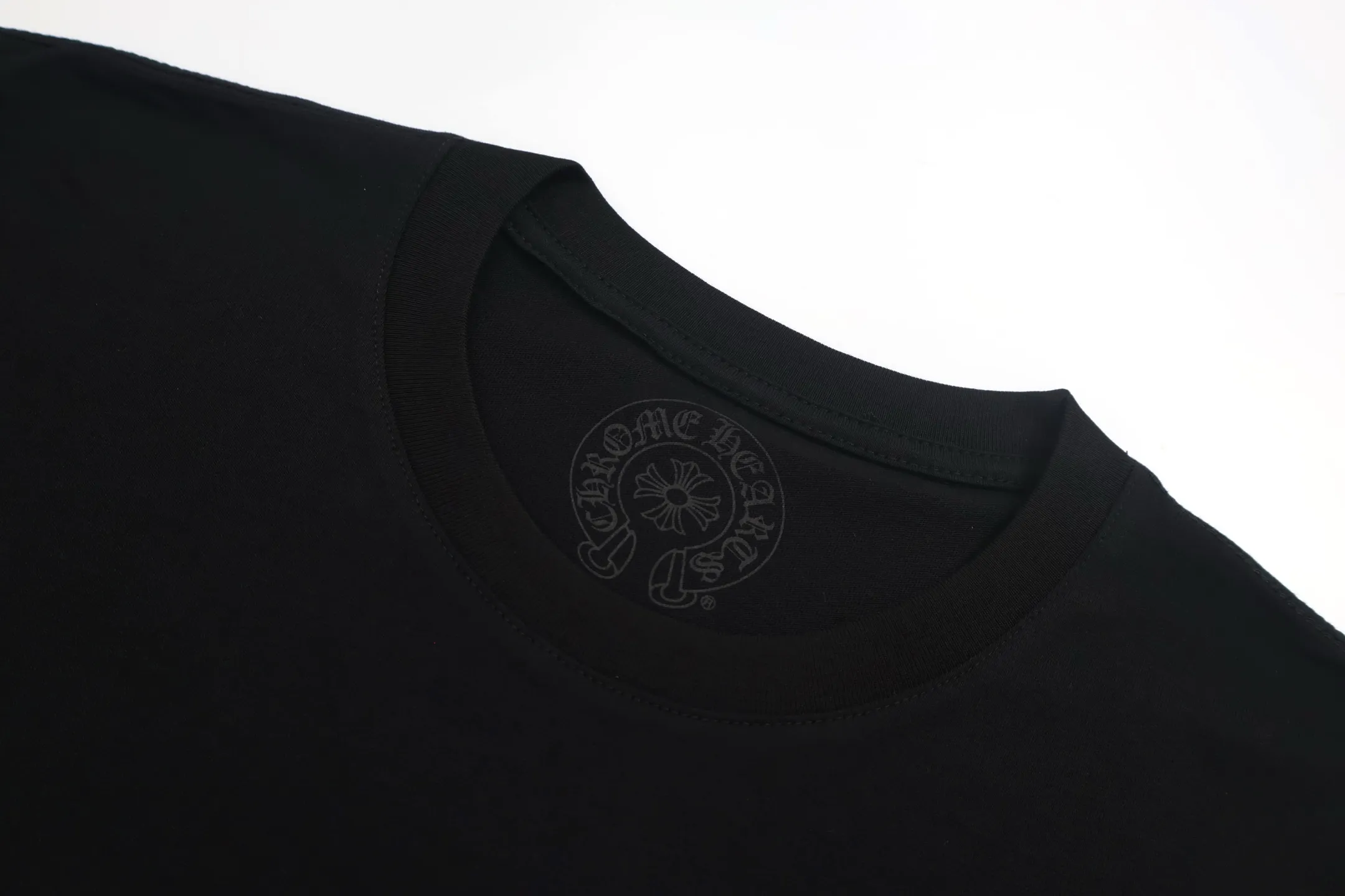 🅿️360 [Exclusive supply] CH Crow Heart Pocket Scroll Long Sleeve T-shirt. The fabric is lightly brushed cotton 180g. The upper body is super skin-friendly and soft. The original main label wash mark, silver thread anti-counterfeiting laser, purchased the original version for development. 1:1 restoration, glue printing is consistent with the original version. They are all black and cyan (green light), not the ordinary black fake version in the market. The collar thread is also dyed in the same vat. Size:S-M-L